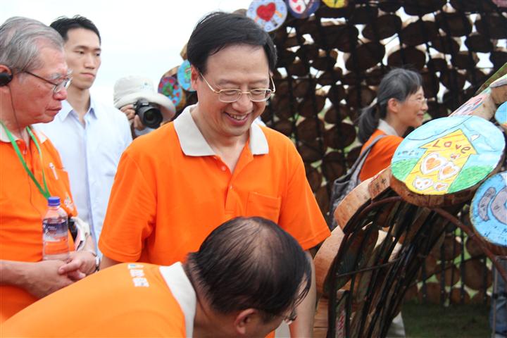 [0614開園]行政院江宜樺院長暨各級長官為裝置藝術作品「聚」留下簽名